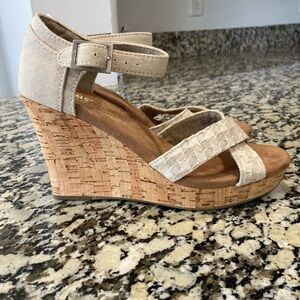 New TOMS Beige Cork Espadrilles Wedges Size 6.5 W